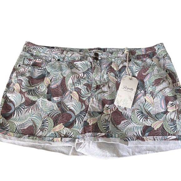 Royalty for Me Collection Floral Cuff Cotton Blend Shorts Women's Size 18 NWT - Picture 2 of 15